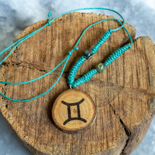 talizman dla bliźniąt z agatem, wisiorek drewniany z symbolem bliźniąt i tybetańskimi koralikami dzi na turkusowym sznurku z makramą, sklep z biżuterią z kamieniami naturalnymi