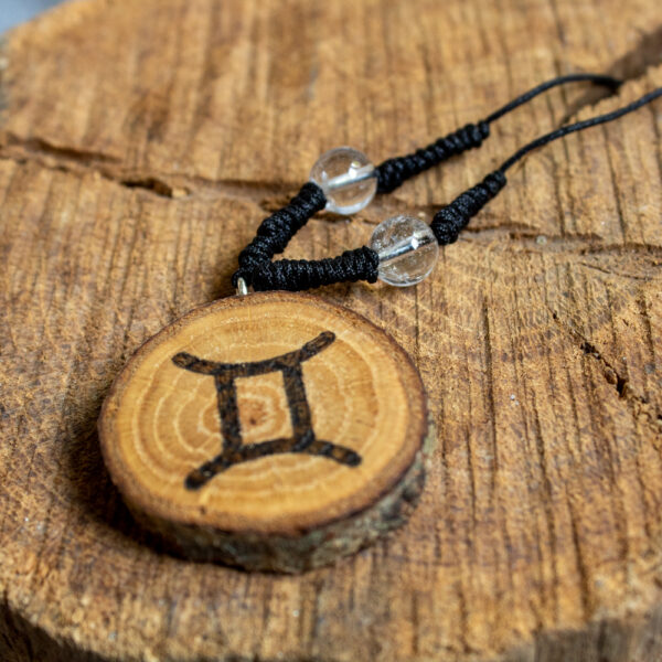Talizman dla bliżniąt kryształ górski i wisiorek drewniany z symbolem bliźniąt na czarnym sznurku, sklep z biżuterią z kamieni naturalnych