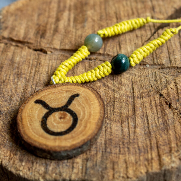talizman dla byka z agatem indyjskim i drewnianym wisiorkiem z symbolem byka na żółtym sznurku z makramą, naszyjnik z kamieniami naturalnymi