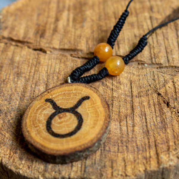 talizman dla byka z kalcytem i drewniany wisiorkiem z symbolem byka na czarnym sznurku, biżuteria zodiakalna z kamieniami naturalnymi