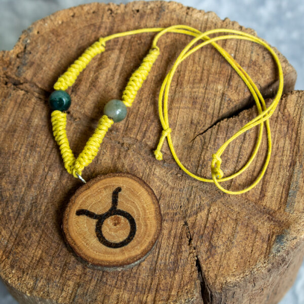 talizman dla byka z agatem indyjskim i drewnianym wisiorkiem z symbolem byka na żółtym sznurku z makramą, sklep z naszyjnikami z kamieniami naturalnymi