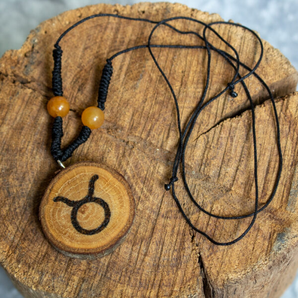 talizman dla byka z kalcytem i drewniany wisiorkiem z symbolem byka na czarnym sznurku, biżuteria zodiakalna