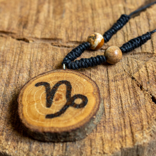 talizman dla koziorożca z jaspisem obrazkowym i wisiorkiem drewnianym z symbolem znaku zodiaku, naszyjnik hand made na sznurku z kamieniami naturalnymi na szczęście, styl boho