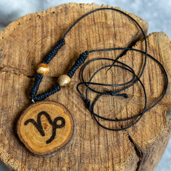 talizman dla koziorożca z jaspisem obrazkowym i wisiorkiem drewnianym z symbolem znaku zodiaku, naszyjnik hand made na sznurku z kamieniami naturalnymi na szczęście,
