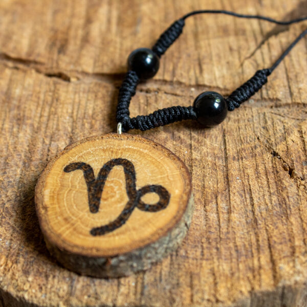 talizman dla koziorożca z obsydianem i wisiorkiem drewnianym z symbolem znaku zodiaku Koziorożec, naszyjnik hand made na sznurku z makramą na szczęście, styl boho