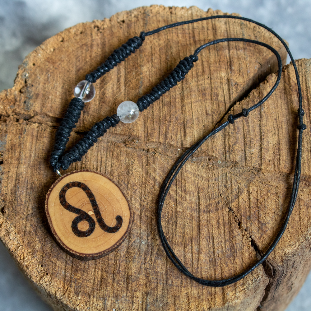 talizman dla lwa z kryształem górskim i wisiorkiem drewnianym hand made na czarnym sznurku, naszyjnik zodiakalny z kamieniami naturalnymi w stylu boho