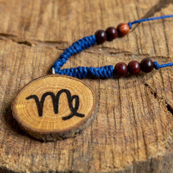 talizman dla panny z drzewem sandałowym czerwonym na granatowym sznurku, naszyjnik zodiakalny hand made w stylu boho na festiwale