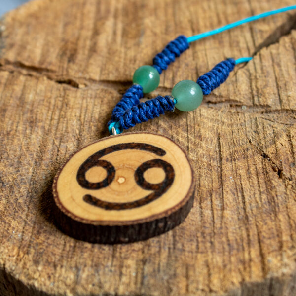 talizman dla raka z awenturynem zielonym i drewnianym wisiorkiem z symbolem raka na niebieskim sznurku, biżuteria z kamieniami naturalnymi na szczęście