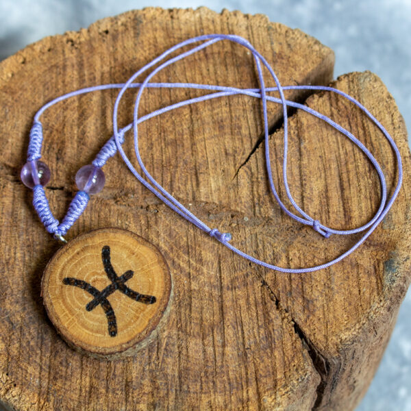 talizman dla ryb z ametrynem i drewnianym wisiorkiem z symbolem znaku ryby na fioletowym sznurku w stylu boho, naszyjnik zodiakalny z kamieniami naturalnymi na szczęście