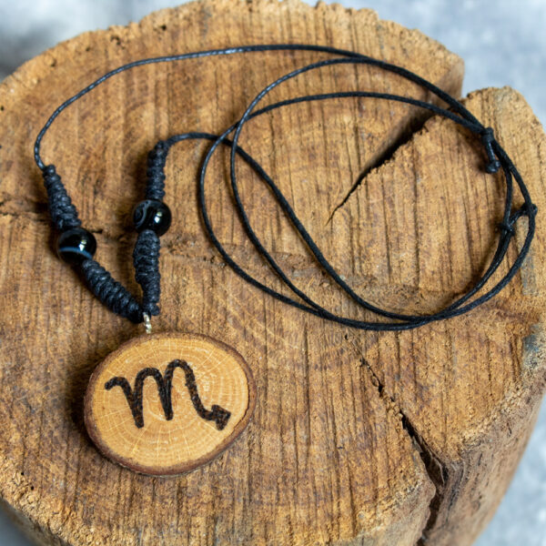 talizman dla skorpiona z czarnym agatem i wisiorkiem drewnianym na czarnym sznurku, naszyjnik zodiakalny z kamieniami naturalnymi na szczęście, styl boho