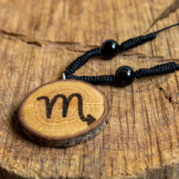 talizman dla skorpiona z obsydianem i drewnianym wisiorkiem z symbolem skorpiona na czarnym sznurku, biżuteria zodiakalna z kamieniami naturalnymi