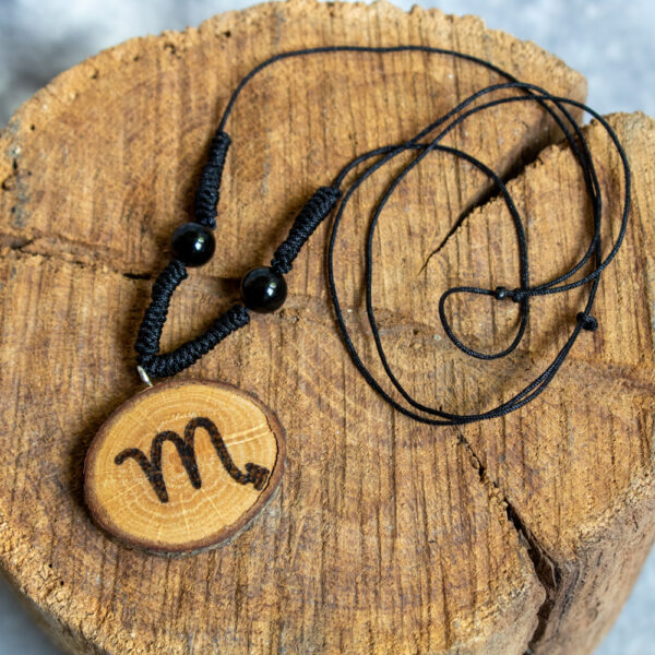 talizman dla skorpiona z obsydianem i drewnianym wisiorkiem z symbolem skorpiona na czarnym sznurku, biżuteria zodiakalna z kamieniami naturalnymi hand made