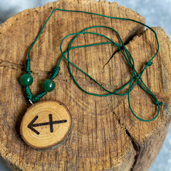talizman dla strzelca z awenturynem i wisiorkiem drewnianym z symbolem strzelca na zielnym sznurku, naszyjnik zodiakalny na szczęście z kamieniami naturalnymi