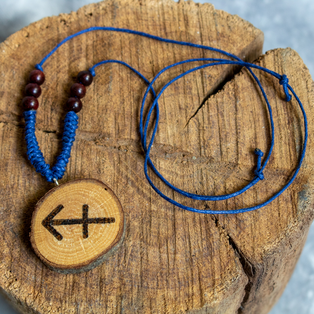 Talizman dla Strzelca z drzewem sandałowym i wsiorkiem drewnianym na granatowym sznurku z makramą, naszyjnik zodiakalny na szczęście w stylu boho