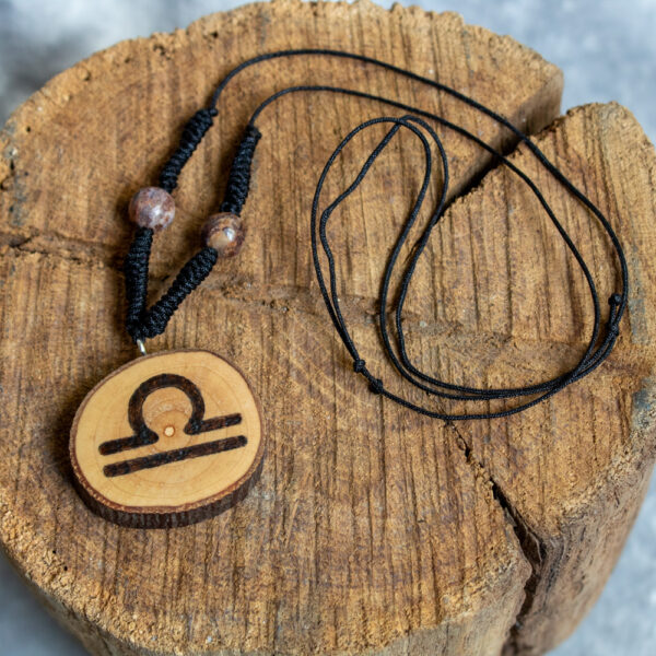 talizman dla wagi z opalem i wisiorkiem drewnianym z symbolem wagi na czarnym sznurku, naszyjnik zodiakalny z kamieniami naturalnymi na szczęście