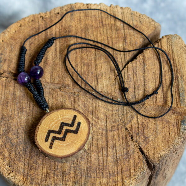talizman dla wodnika z ametystem i drewnianym wisiorkiem z symbolem wodnika na czarnym sznurku, naszyjnik zodiakalny z kamieniami naturalnymi na lato