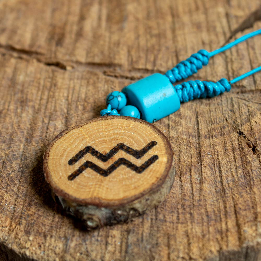 talizman dla wodnika z turkusowym howlitem i drewnianym wisiorkiem z symbolem wodnika na niebieskim sznurku, naszyjnik zodiakalny w stylu boho z kamieniami naturalnymi na szczęście