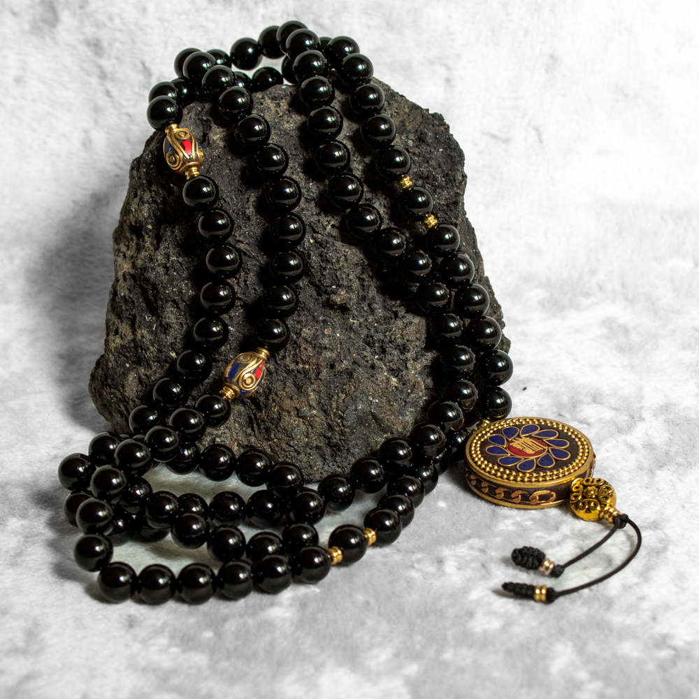mala buddyjska kalaczakra z onyksem czarnym i amuletem tybetańskim, 108 koralików