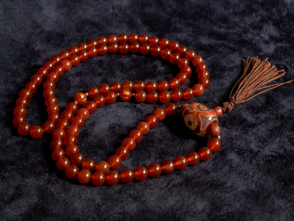 mala buddyjska z karneolu i agatu tybetańskiego z mantrą om mani padme hum, tantryczny sznur korali 108, sklep z biżuterią z kamieni naturalnych