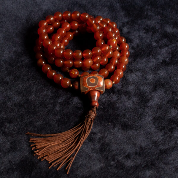 mala buddyjska z karneolu i agatu tybetańskiego z mantrą om mani padme hum, tantryczny sznur korali 108, sklep z buddyjski biżuterią z kamieni naturalnych
