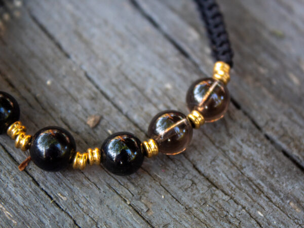 bransoletka z turmalinem i kwarcem dymnym na czarnym sznurku z makramą, czarno-złota bransoletka damska z kamieniami naturalnymi
