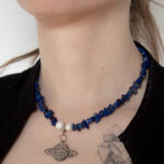 Lapis Lazuli: Naszyjnik z Perłami Naturalnymi i Zawieszką Saturn