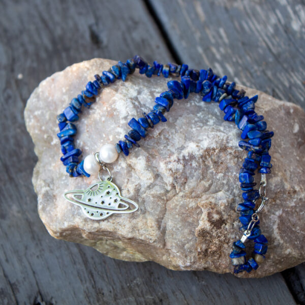 lapis lazuli naszyjnik z pereł naturalnych z zawieszką saturn ze stali chirurgicznej, sklep z biżuterią z kamieni naturalnych