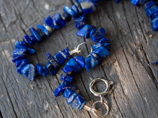 naszyjnik kolia z lapis lazuli i perłami naturalnymi z zawieskzą saturn ze stali chirurgicznej, sklep z biżuterią z kamieni naturalnych