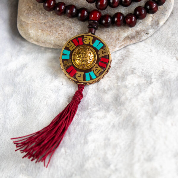 drewniana mala buddyjska czerwona z amuletem tybetańskim i howlitem