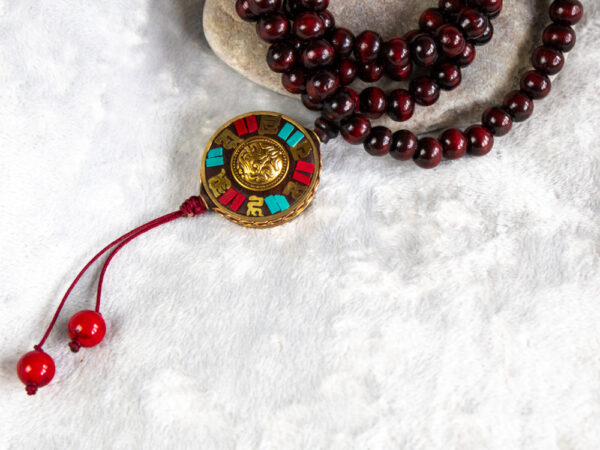 drewniana mala buddyjska czerwona z amuletem tybetańskim i howlitem