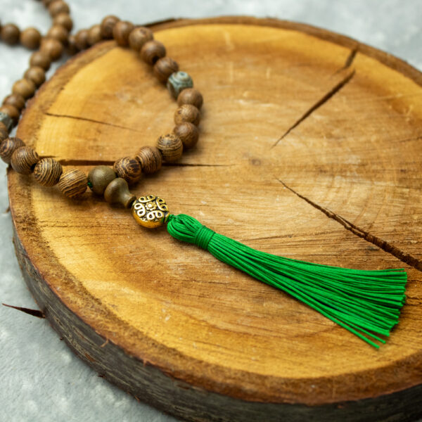 mala buddyjska drewniana z agatem tybetańskim dzi 8 mm na zielonym sznurku z chwostem