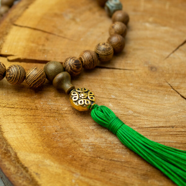 mala buddyjska drewniana z agatem tybetańskim dzi 8 mm na zielonym sznurku z chwostem