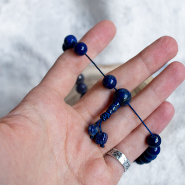 mala na rękę budda medycyny lapis lazuli 21 koralików, bransoletka granatowa uzdrawiająca z kamieni