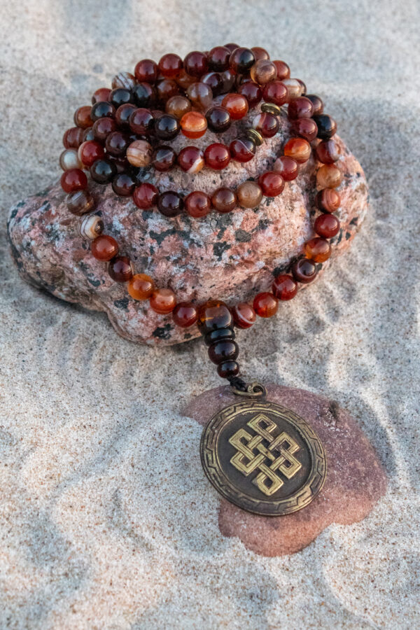 mala buddyjska agat bursztyn z talizmanem z symbolem węzeł nieskończoności, 108 koralików z kamieni naturalnych