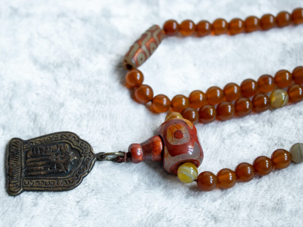 Pomarańczowa mala buddyjska z agatu kalaczakra, 108 koralików 8 mm i agat tybetański dzi, naszyjnik z mosiężnym amuletem z buddyjskim symbolem Kalaczakra