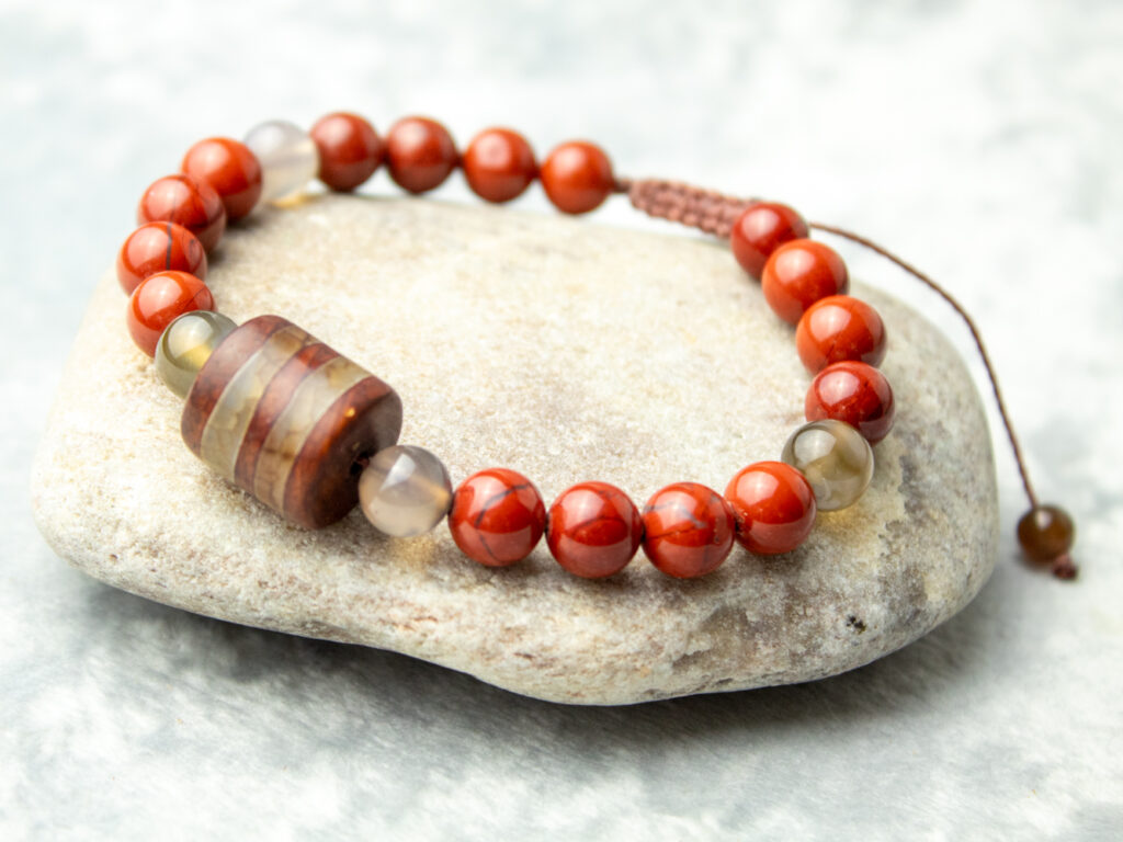 bransoletka z czerwonego jaspisu i agatu tybetańskiego na sznurku męska lub damska, odblokowuje czakrę korzenia