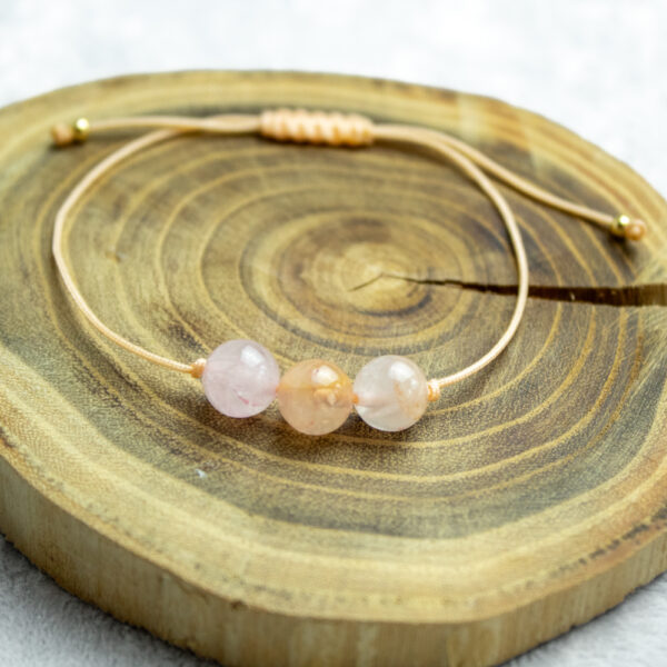 bransoletka z kwarcem różowym na sznurku z kamieni naturalnych minimalistyczna