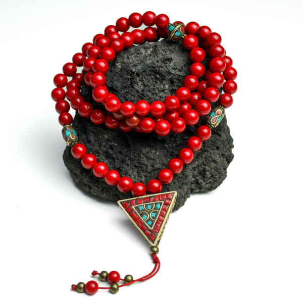 mala buddyjska z czerwonego jadeitu i jaspisu z tybetańskim amuletem w kształcie trójkąta, sznur 108 korali z kamieni naturalnych do mantry wadżrajogini