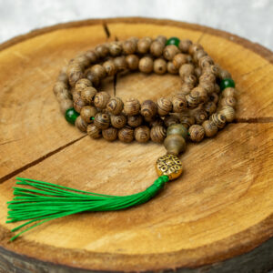 Mala buddyjska drewniana z jadeitem zielonym 6 mm