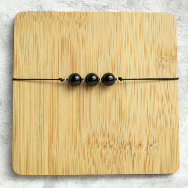 bransoletka z turmalinem minimalistyczna 8 mm minimalistyczna na czarnym sznurku ze srebrnymi kuleczkami