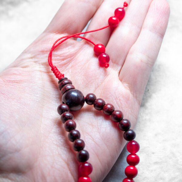 mala buddyjska z czerwonym jadeitem 6 mm i czerwonym drewnem sandałowym, sznur 108 korali modlitewnych