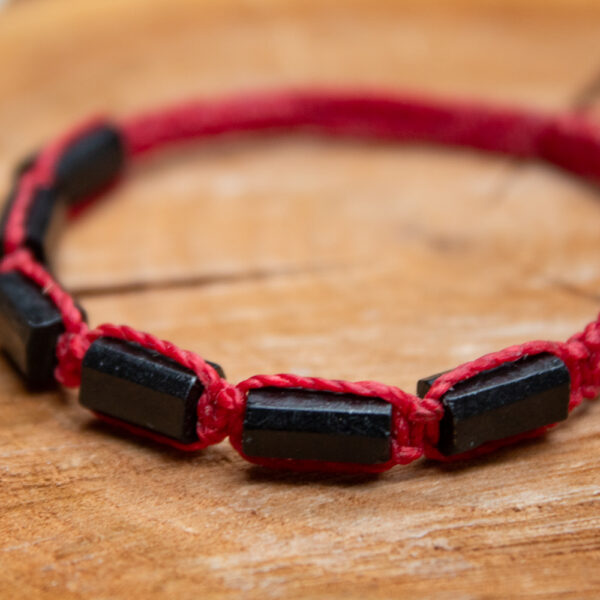 bransoletka z czarnym turmalinem na czerwonym sznurku ochronna kamienie naturalne
