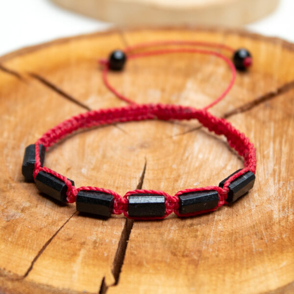 bransoletka z czarnym turmalinem na czerwonym sznurku ochronna kamienie naturalne