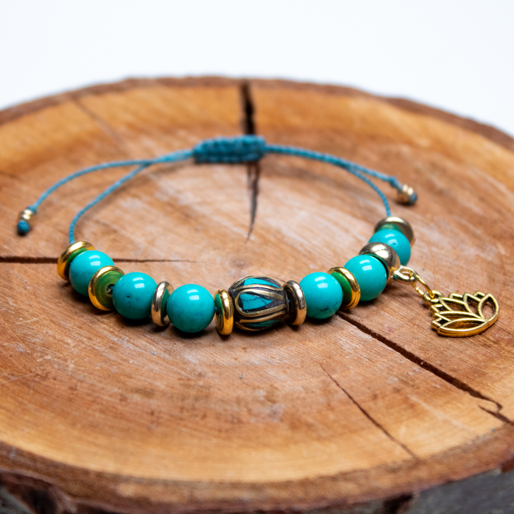 bransoletka z turkusem i złotą zawieszką lotos na sznurku, biżuteria z kamieni naturalnych z duszą