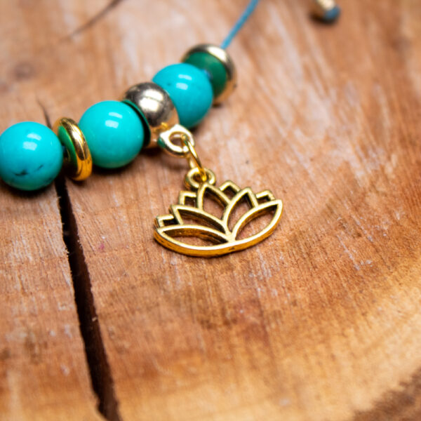bransoletka z turkusem i złotą zawieszką lotos na sznurku, biżuteria z kamieni naturalnych z duszą
