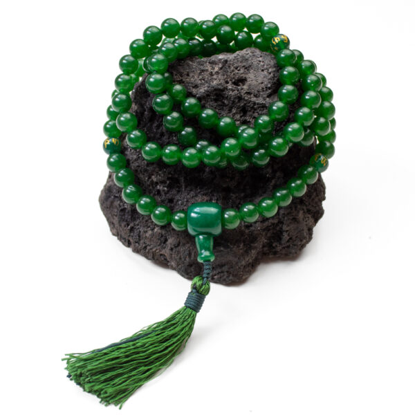 mala buddyjska z zielonego jadeitu z mantrą om mani padme hum Czenrezika do mantry, medytacji i jogi, sznur 108 korali 8 mm z kamieni naturalnych