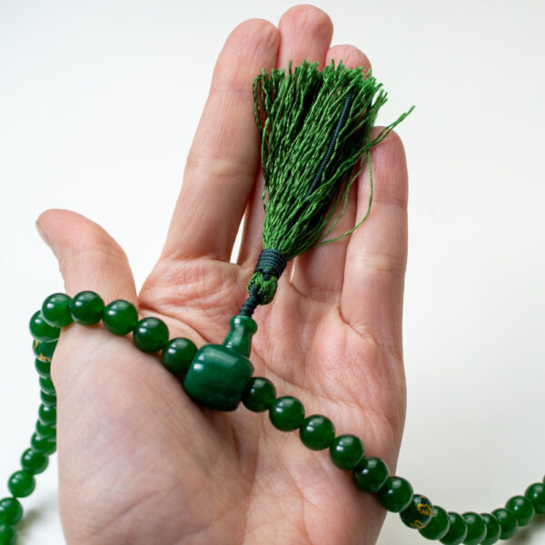 mala buddyjska z zielonego jadeitu z mantrą om mani padme hum Czenrezika do mantry, medytacji i jogi, sznur 108 korali 8 mm z kamieni naturalnych