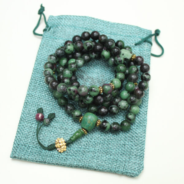 mala buddyjska zielona tara zoisyt z rubinem 108 koralikow 8 mm do medytacji, mantry i jogi z kamieni naturalnych