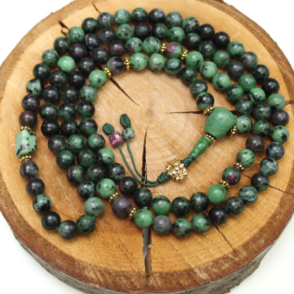 mala buddyjska zielona tara zoisyt z rubinem 108 koralikow 8 mm do medytacji, mantry i jogi z kamieni naturalnych