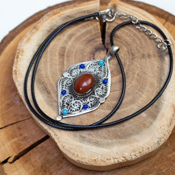 metalowy amulet z kamieniami z nepalu z agatem, lapis lazuli i howlitem